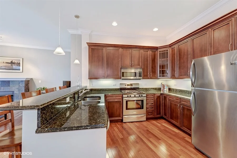04_5067NorthLincolnAve_302_177_Kitchen_LowRes.jpg