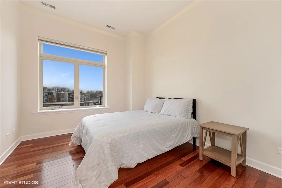 13_5067NorthLincolnAve_302_153_2ndBedroom_LowRes.jpg
