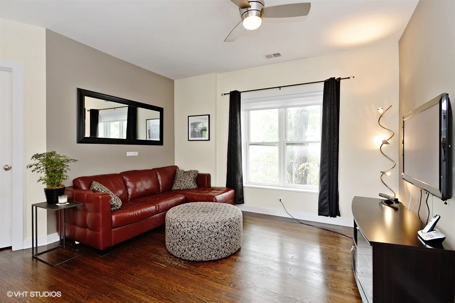 02_4443NorthLeavittSt_2S_1_LivingRoom_LowRes.jpg