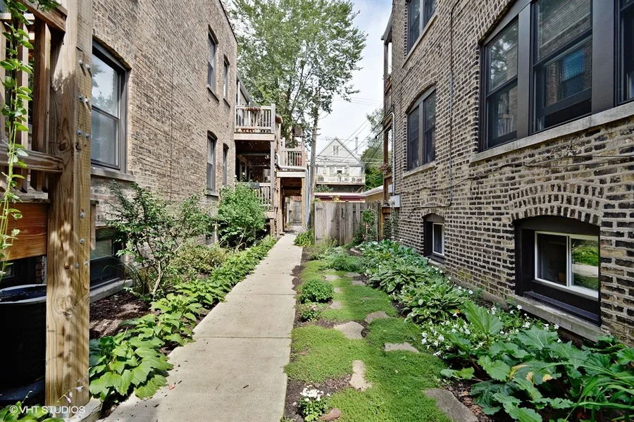11_4443NorthLeavittSt_2S_175_Courtyard_LowRes.jpg