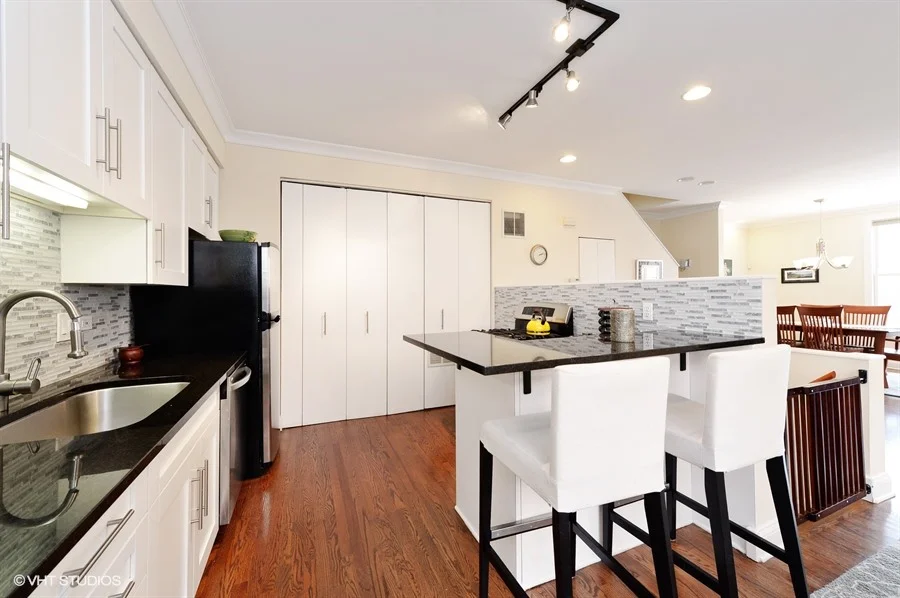 04_1954NorthSeminaryAve_C_5_Kitchen_LowRes.jpg
