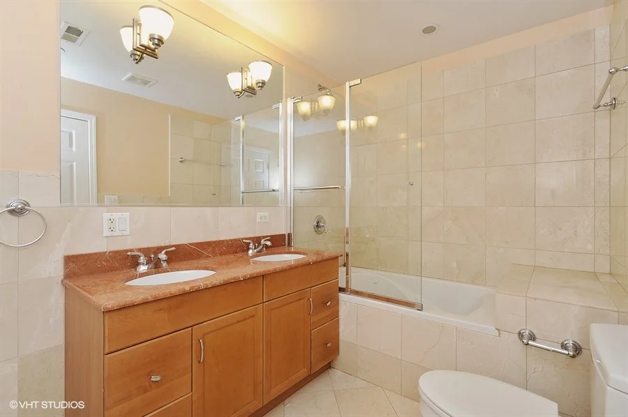10_1640WestOhioSt_1F_13_MasterBathroom_LowRes.jpg