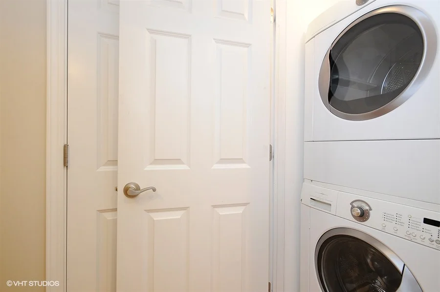 14_1640WestOhioSt_1F_44_LaundryRoom_LowRes.jpg