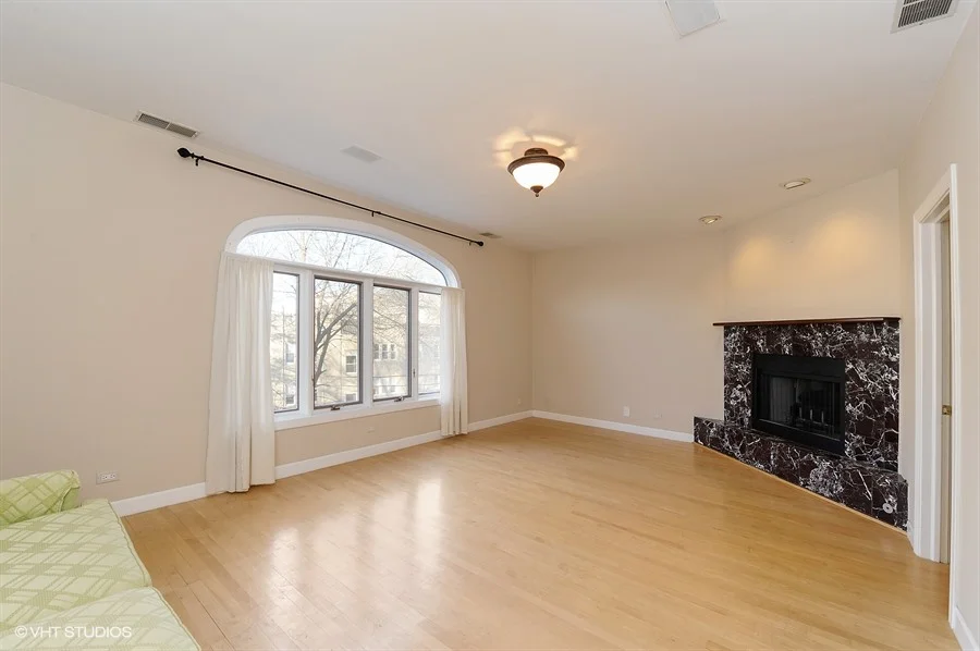 10_1415WestRoscoeSt_2_14_MasterBedroom_LowRes.jpg