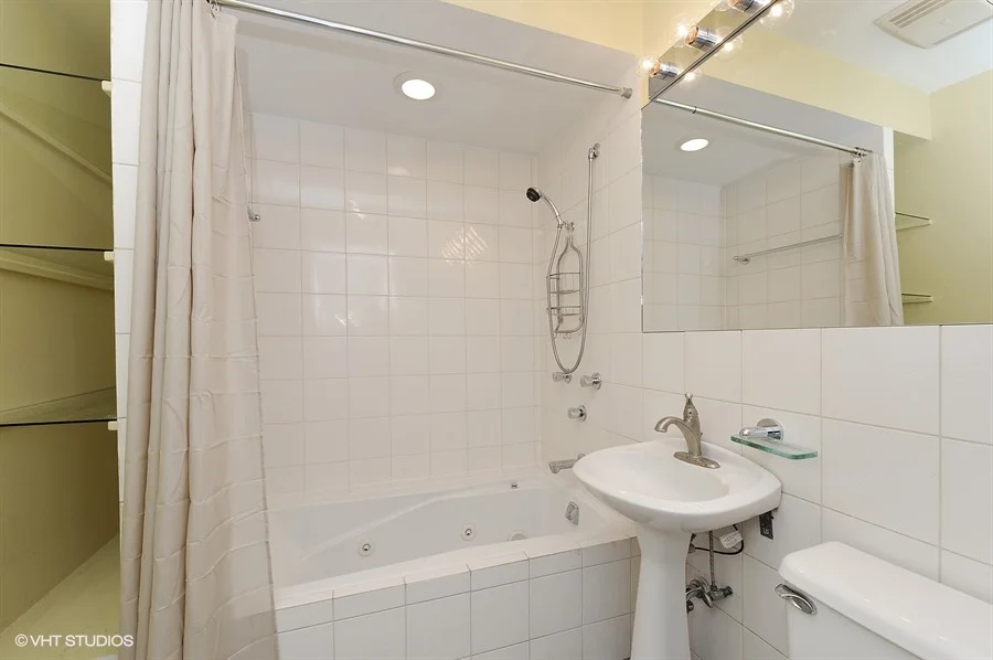 17_1415WestRoscoeSt_2_9_2ndBathroom_LowRes.jpg