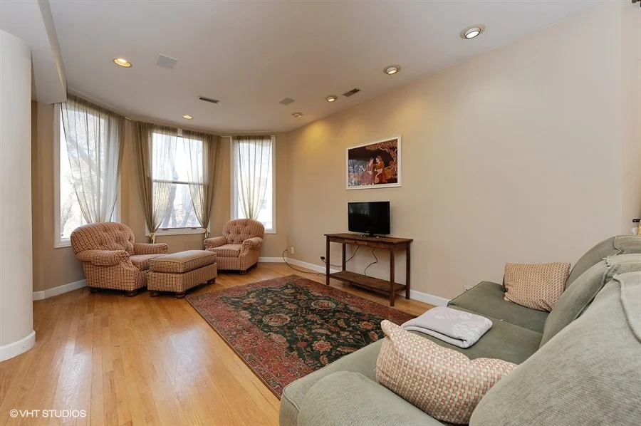 03_1415WestRoscoeSt_2_165_LivingRoom_LowRes.jpg