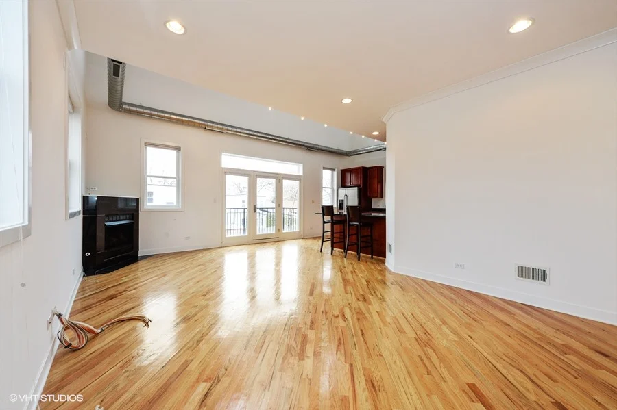 02_3756WestLelandAve_2N_1_LivingRoom_LowRes.jpg