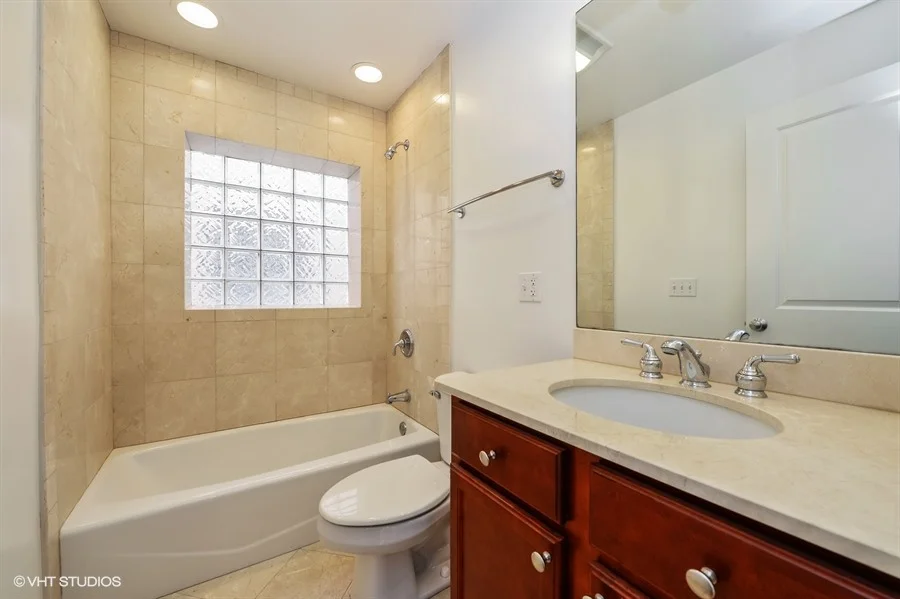 10_3756WestLelandAve_2N_9_2ndBathroom_LowRes.jpg