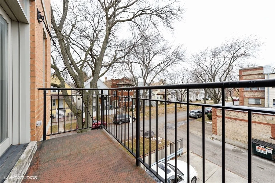 12_3756WestLelandAve_2N_99_Balcony_LowRes.jpg