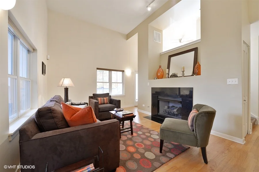 02_4634SouthGreenwoodAve_1_1_LivingRoom_LowRes.jpg
