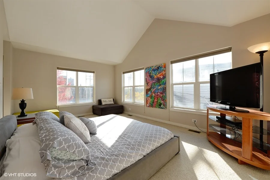 06_4634SouthGreenwoodAve_1_14_MasterBedroom_LowRes.jpg