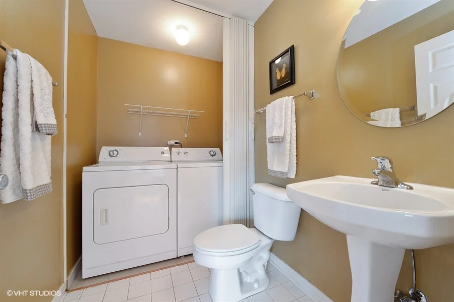 12_4634SouthGreenwoodAve_1_7_HalfBath_LowRes.jpg