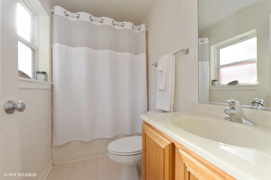 10_4634SouthGreenwoodAve_1_9_2ndBathroom_LowRes.jpg