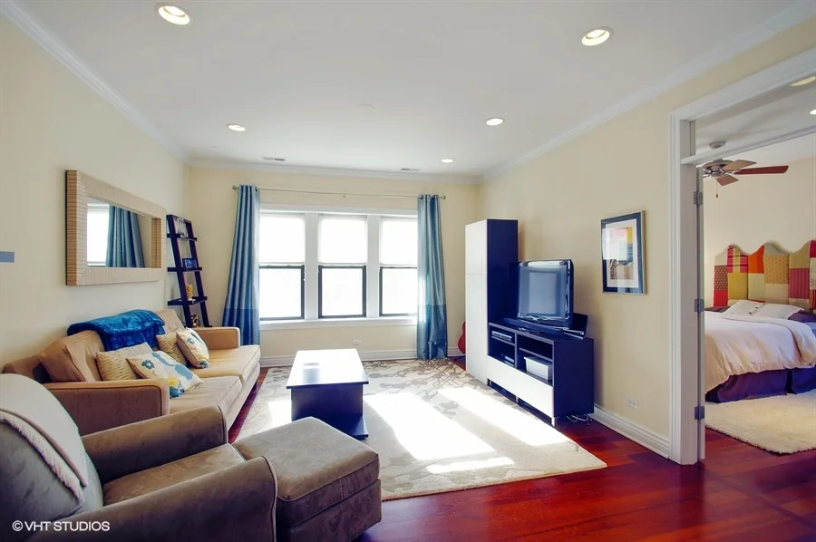 03_1610WestByronSt_3_1_LivingRoom_LowRes.jpg