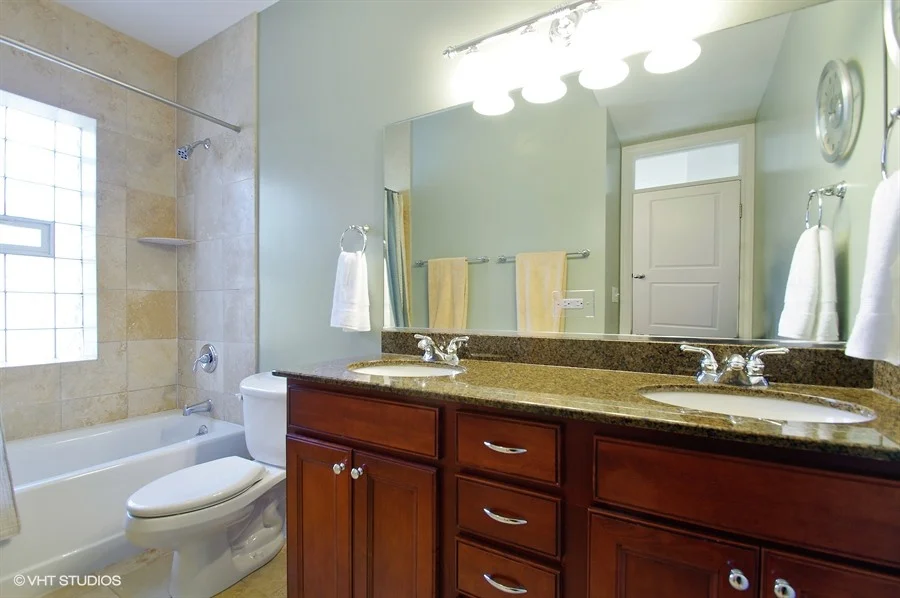 07_1610WestByronSt_3_13_MasterBathroom_LowRes.jpg