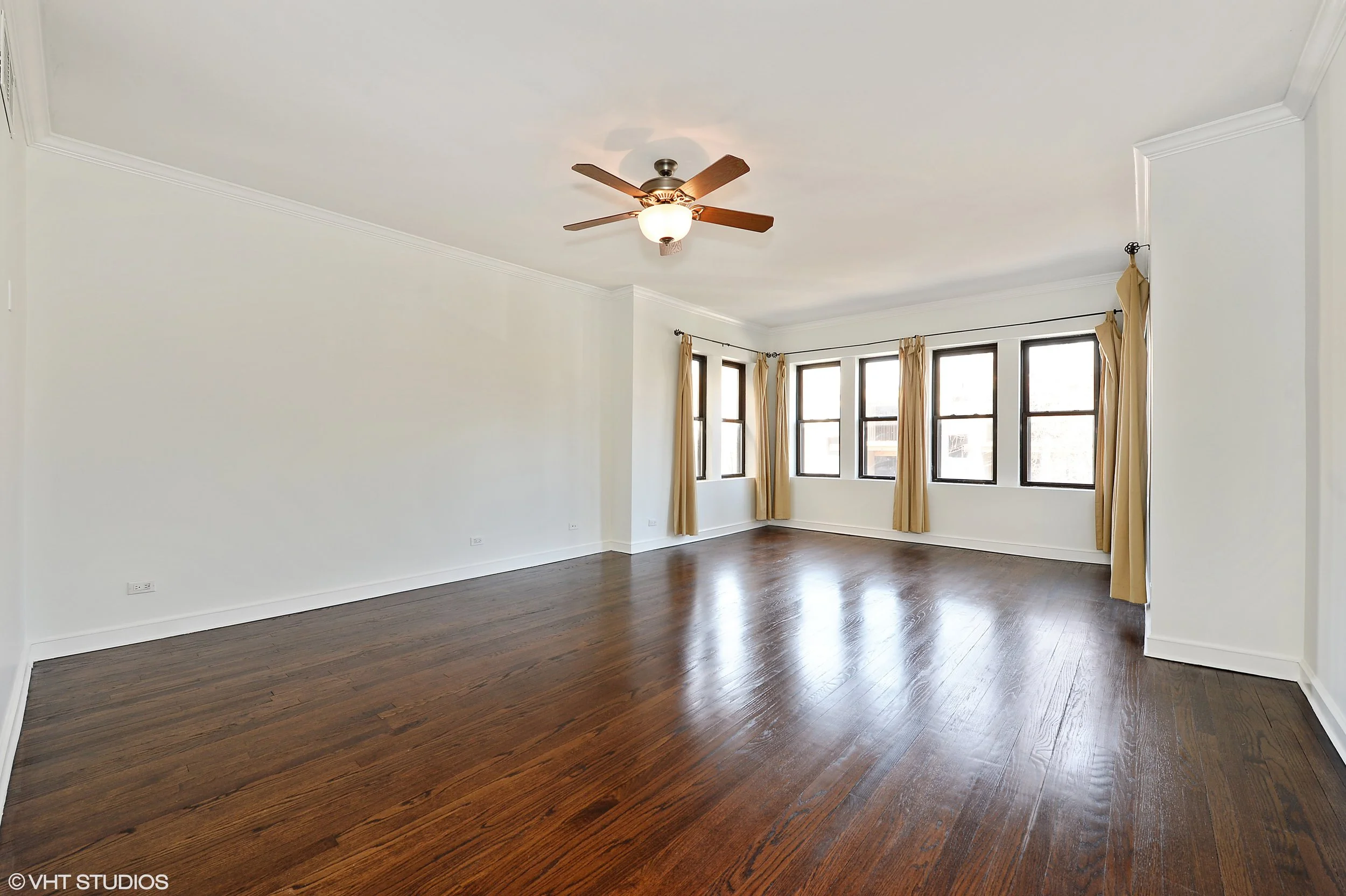 02_1469WestWinonaSt_2_1_LivingRoom_HiRes.jpg