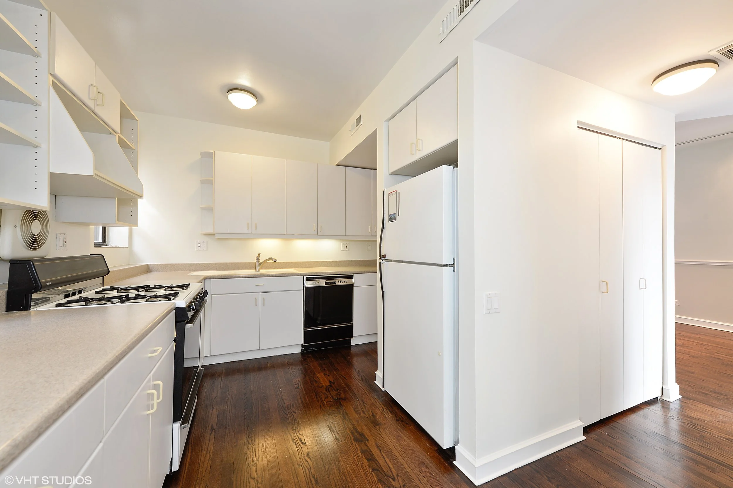 04_1469WestWinonaSt_2_5_Kitchen_HiRes.jpg
