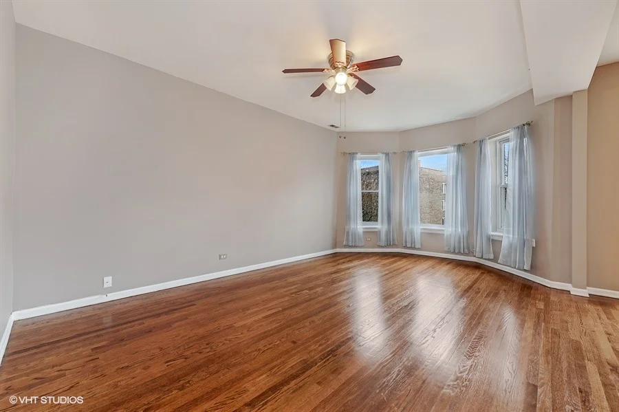 04_832WestBellePlaineAve_2E_165_LivingRoom_LowRes.jpg