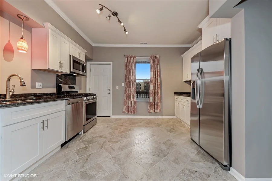 05_832WestBellePlaineAve_2E_5_Kitchen_LowRes.jpg