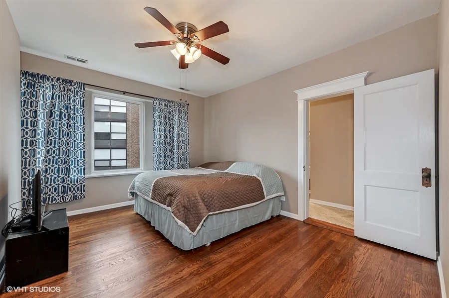 07_832WestBellePlaineAve_2E_14_MasterBedroom_LowRes.jpg