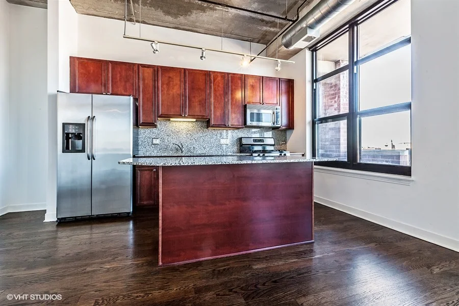 05_833West15ThPl_704_177_Kitchen_LowRes.jpg