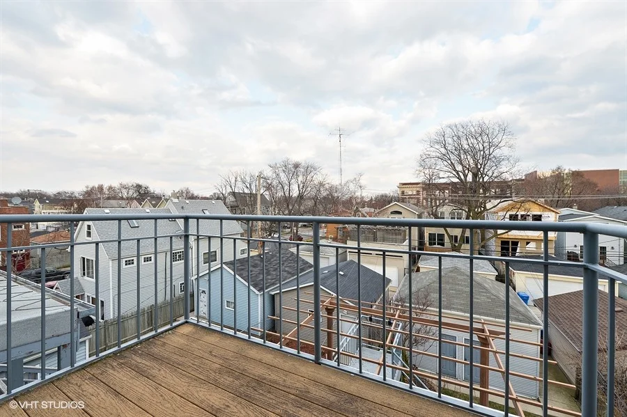 18_4049NorthOakleyAve_2_99_Balcony_LowRes.jpg