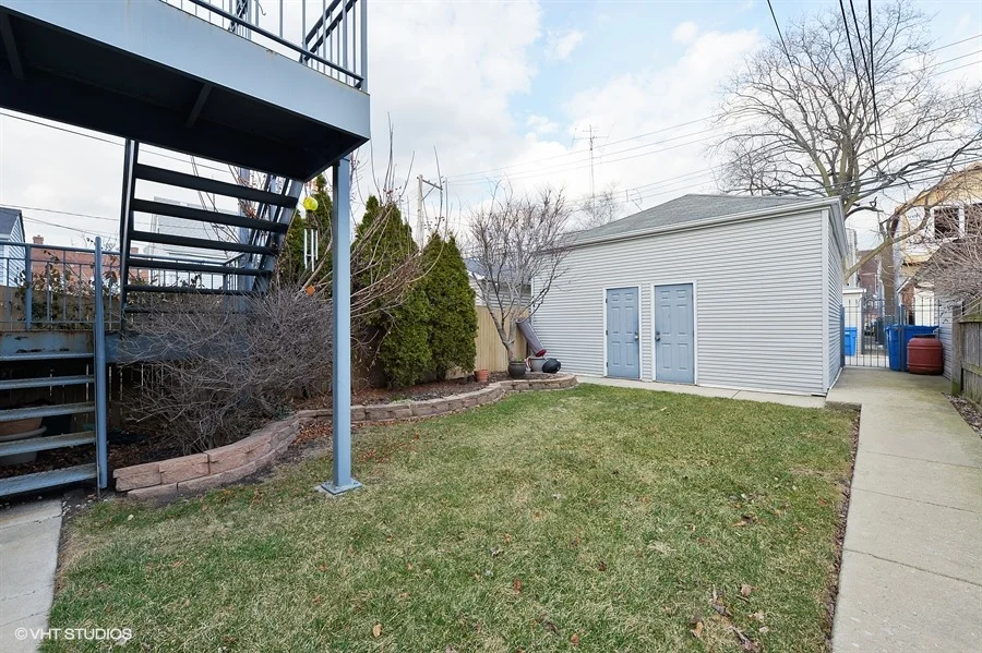 20_4049NorthOakleyAve_2_26_BackYard_LowRes.jpg