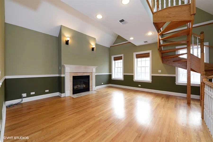 02_4049NorthOakleyAve_2_1_LivingRoom_LowRes.jpg