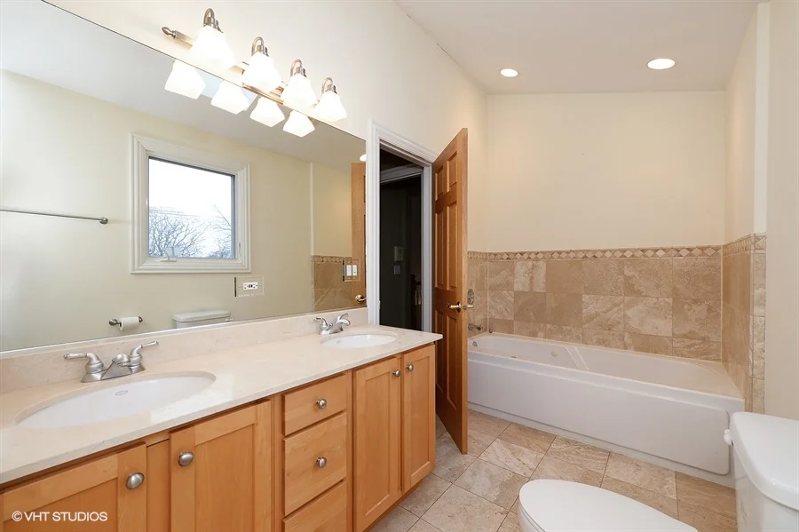 13_4049NorthOakleyAve_2_13_MasterBathroom_LowRes.jpg