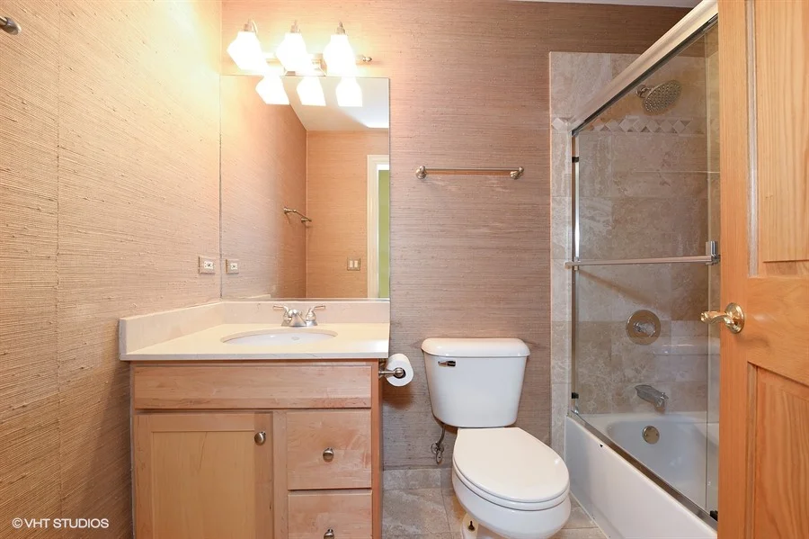16_4049NorthOakleyAve_2_9_2ndBathroom_LowRes.jpg