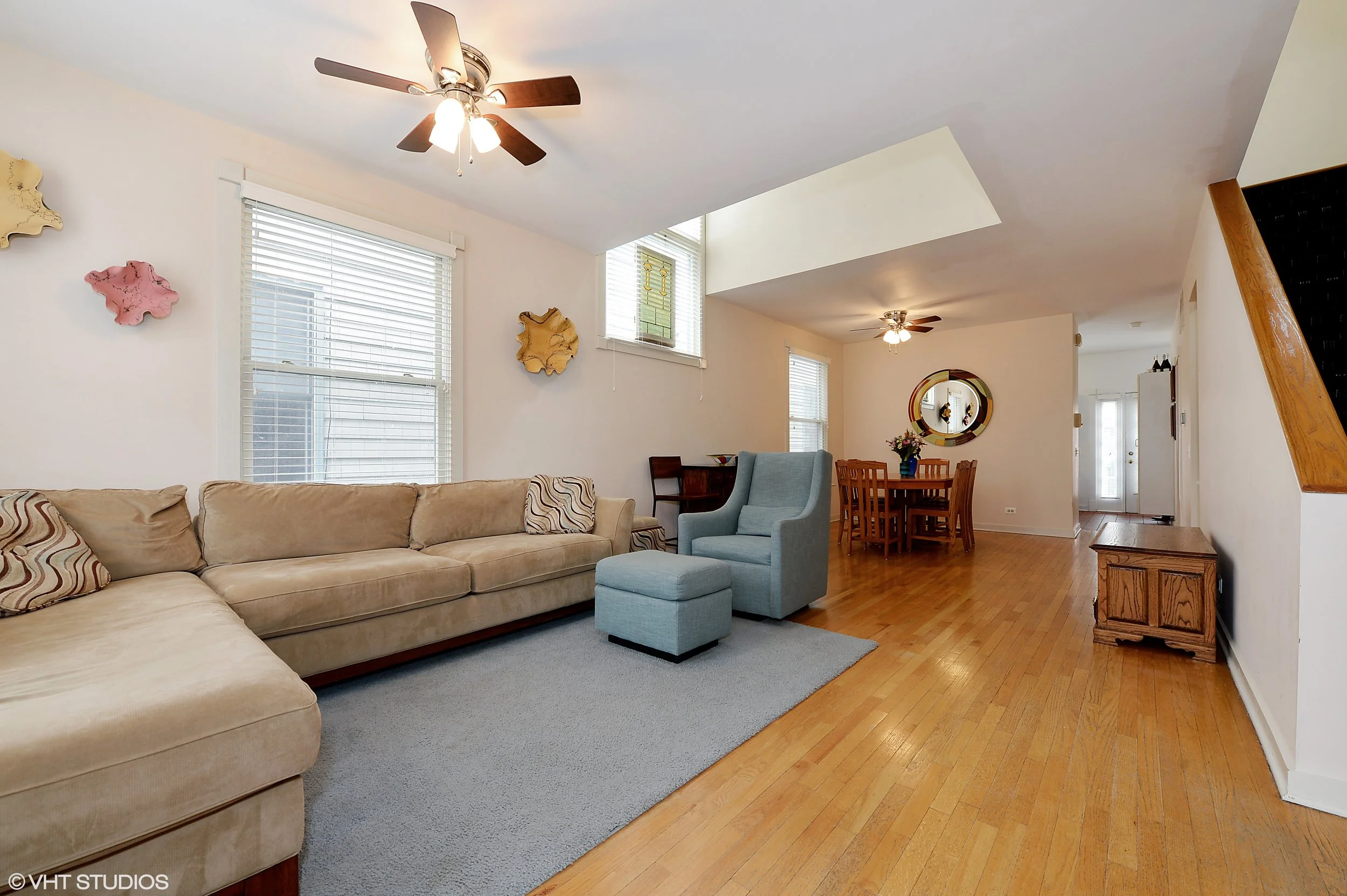 03_4721SouthWoodlawnAve_C_165_LivingRoom_HiRes.jpg