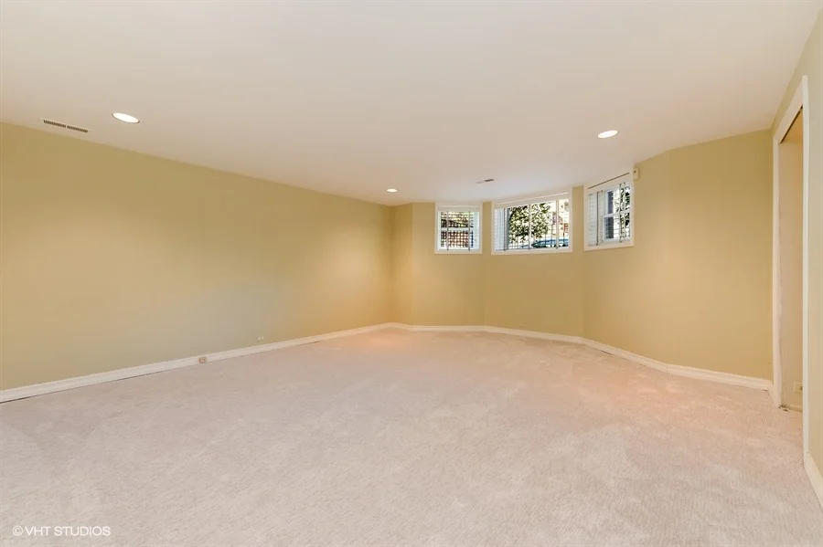 06_2730NorthRacineAve_1N_14_MasterBedroom_LowRes.jpg