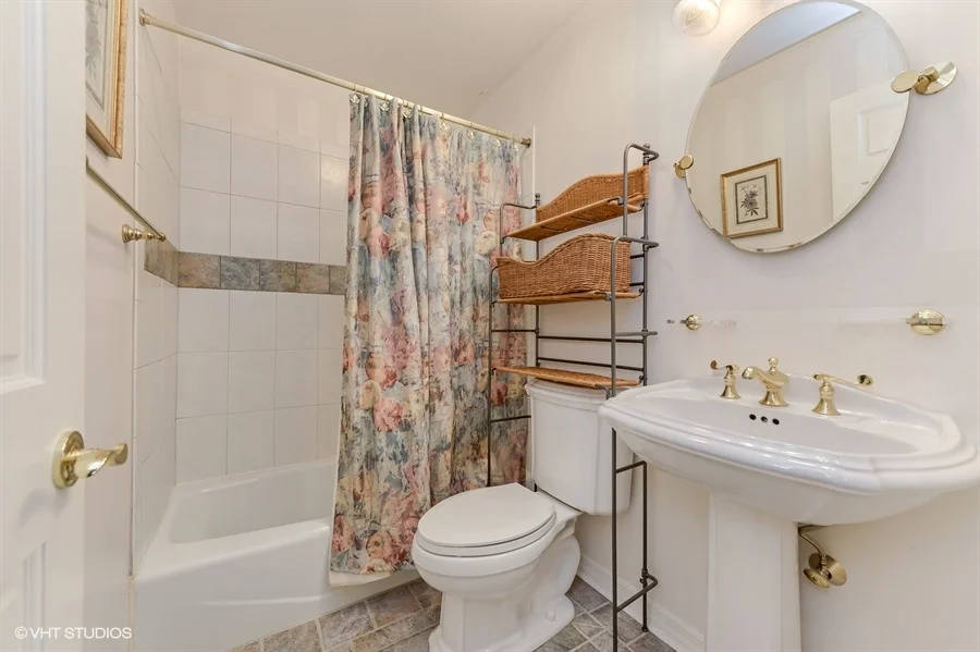 11_2730NorthRacineAve_1N_10_3rdBathroom_LowRes.jpg