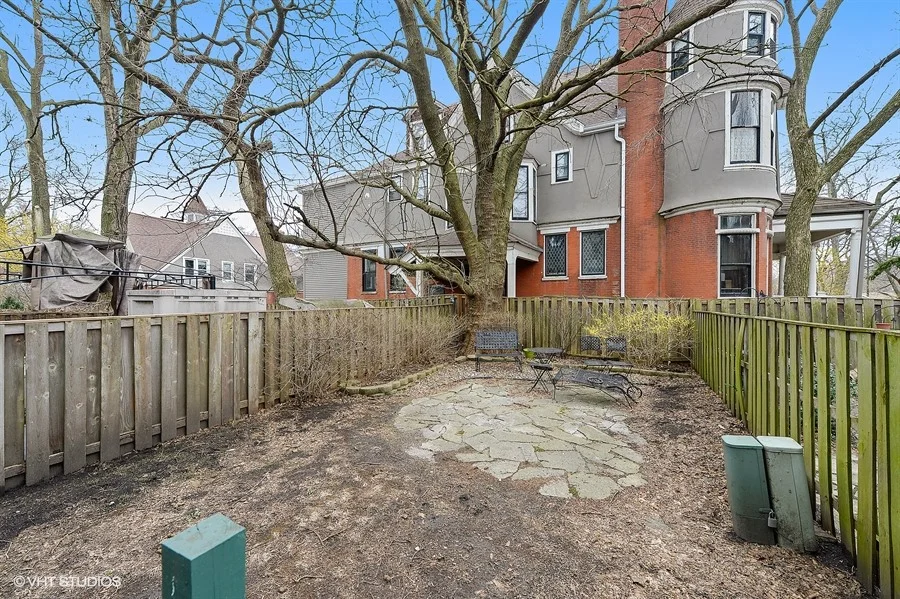 12_4721SouthWoodlawnAve_C_26_BackYard_LowRes.jpg
