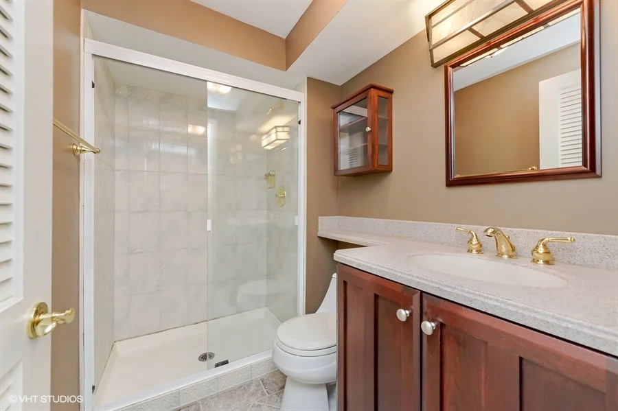 08_2730NorthRacineAve_1N_13_MasterBathroom_LowRes.jpg
