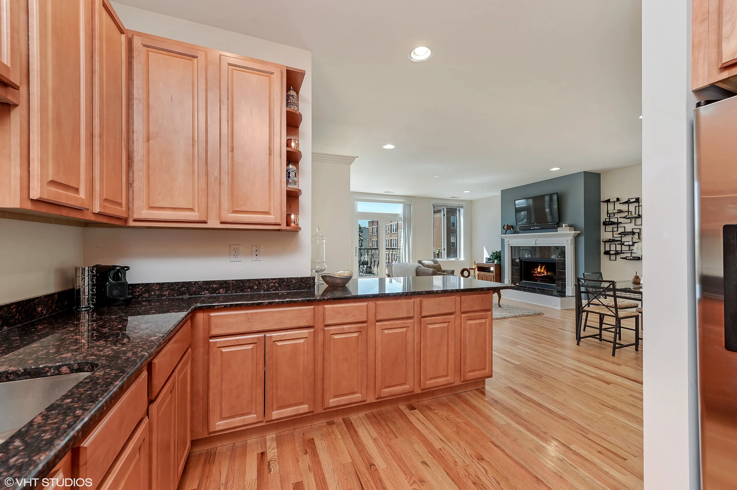 05_3025NorthAshlandAve_2N_5_Kitchen_HiRes.jpg