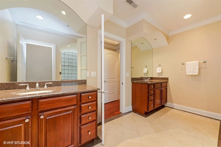 11_3545NorthWiltonAve_3N_168_MasterBathroom_LowRes.jpg