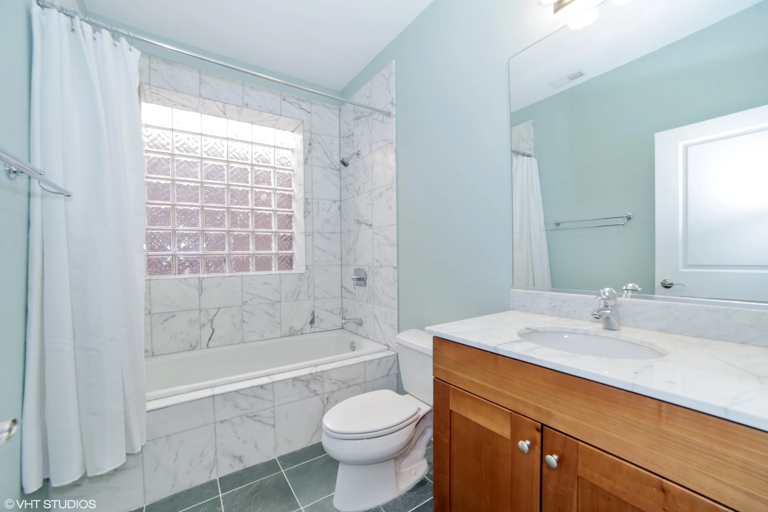 10_1031MonroeBlvd_4_8_Bathroom_HiRes.jpg