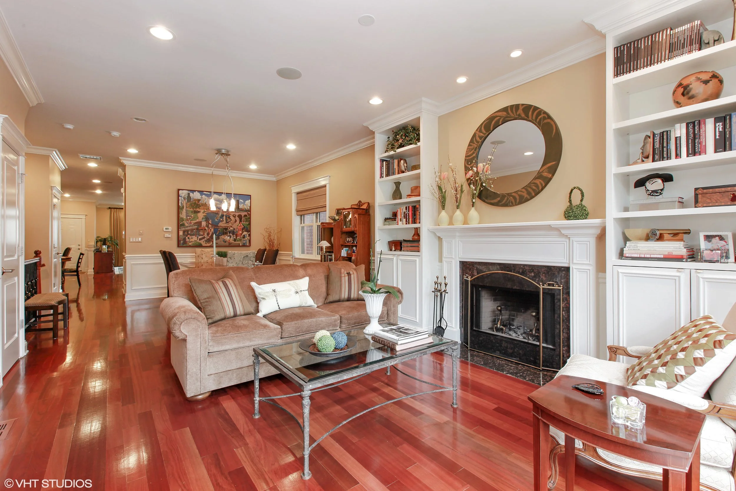 02_831WestGeorgeSt_1_1_LivingRoom_HiRes.jpg