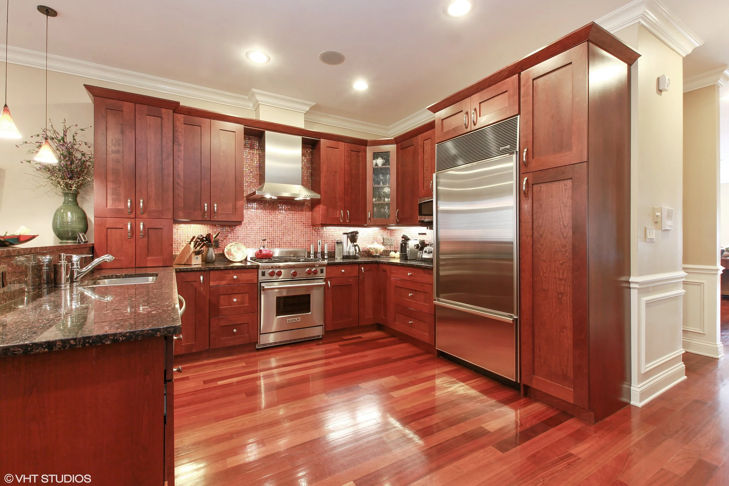 04_831WestGeorgeSt_1_5_Kitchen_HiRes.jpg