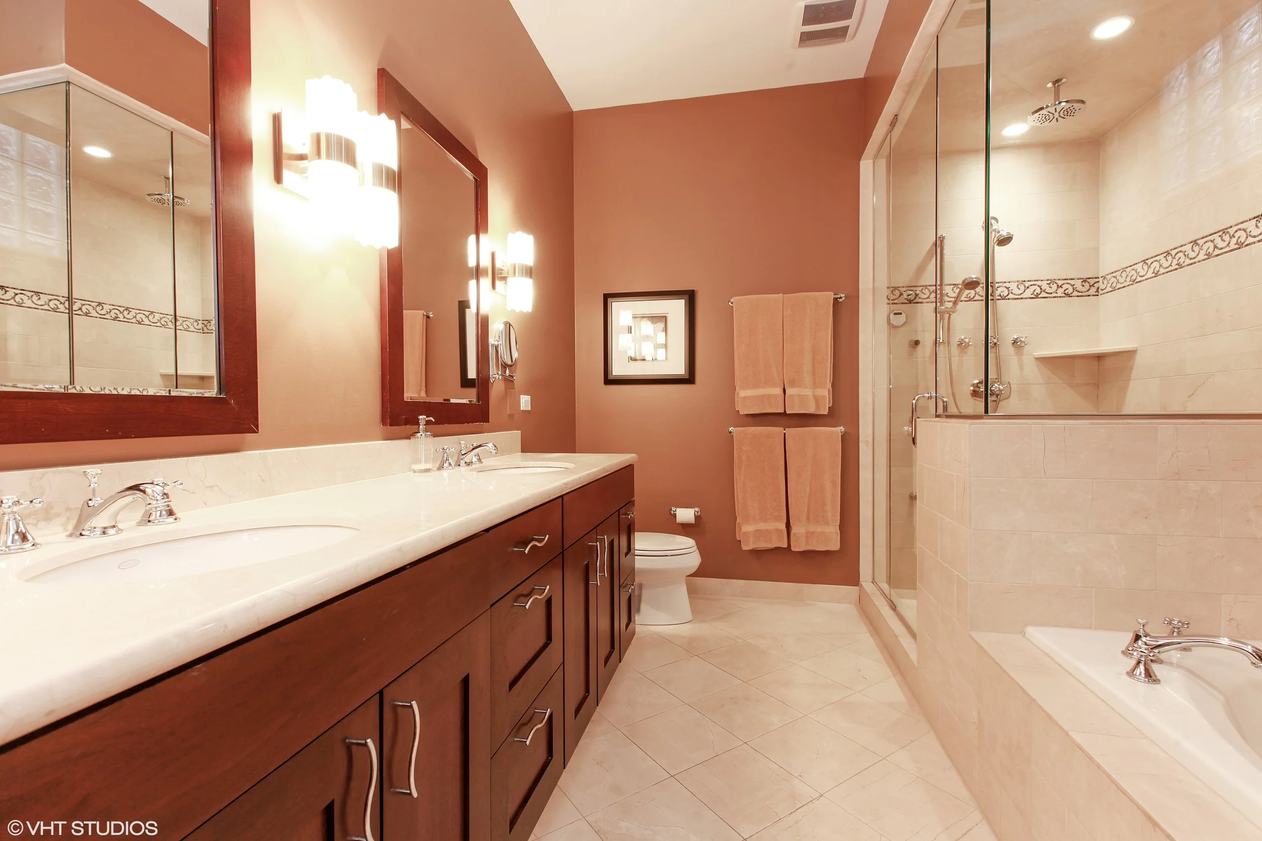 09_831WestGeorgeSt_1_13_MasterBathroom_HiRes.jpg