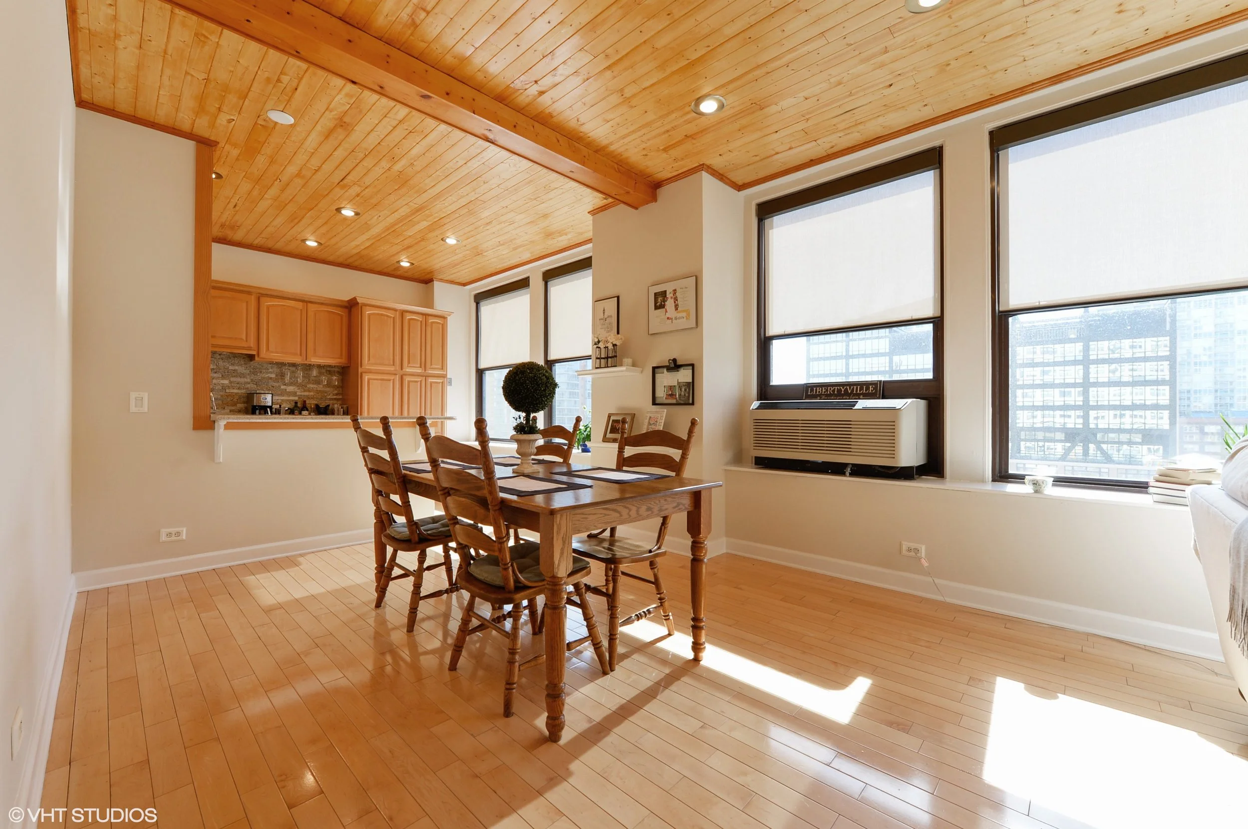 04_600SDearbornSt_Unit1307_2_DiningRoom_HiRes.jpg