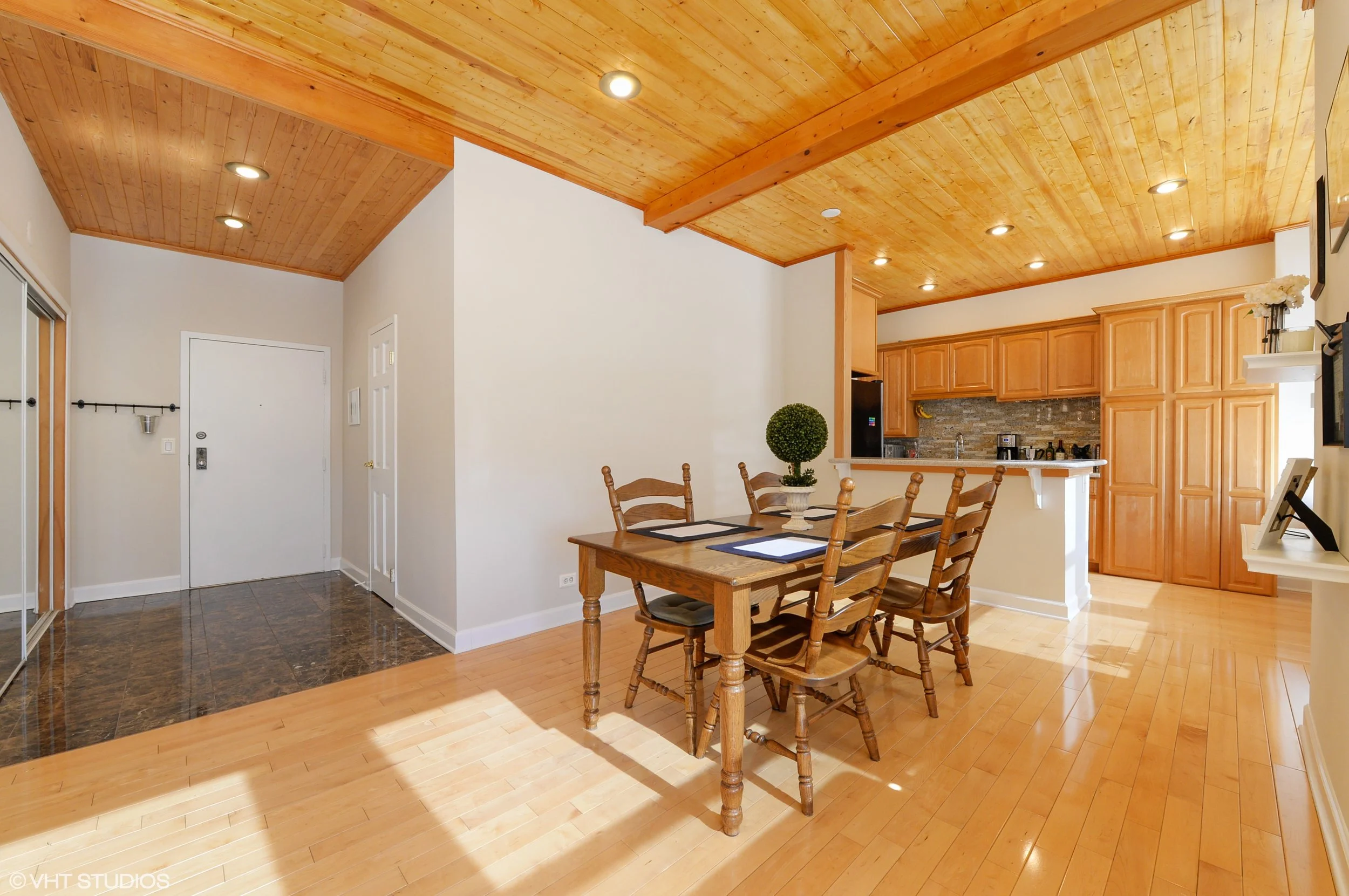 05_600SDearbornSt_Unit1307_369_DiningArea_HiRes.jpg