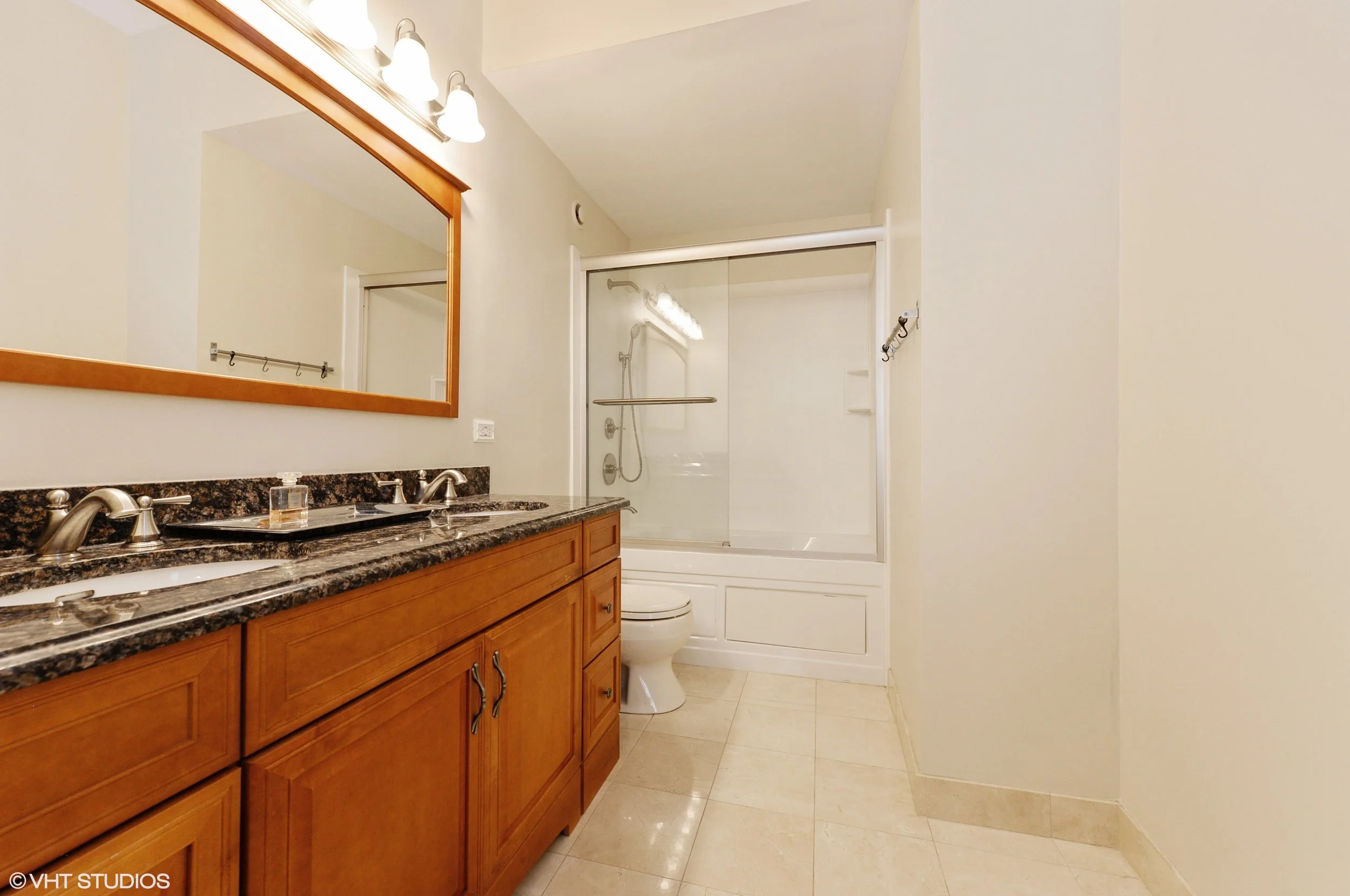 07_600SDearbornSt_Unit1307_13_MasterBathroom_HiRes.jpg