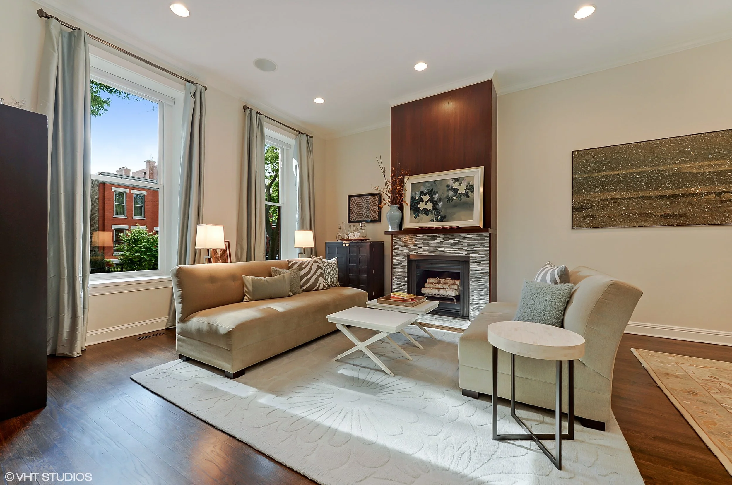 02_2047NorthSeminaryAve_1_LivingRoom_HiRes.jpg