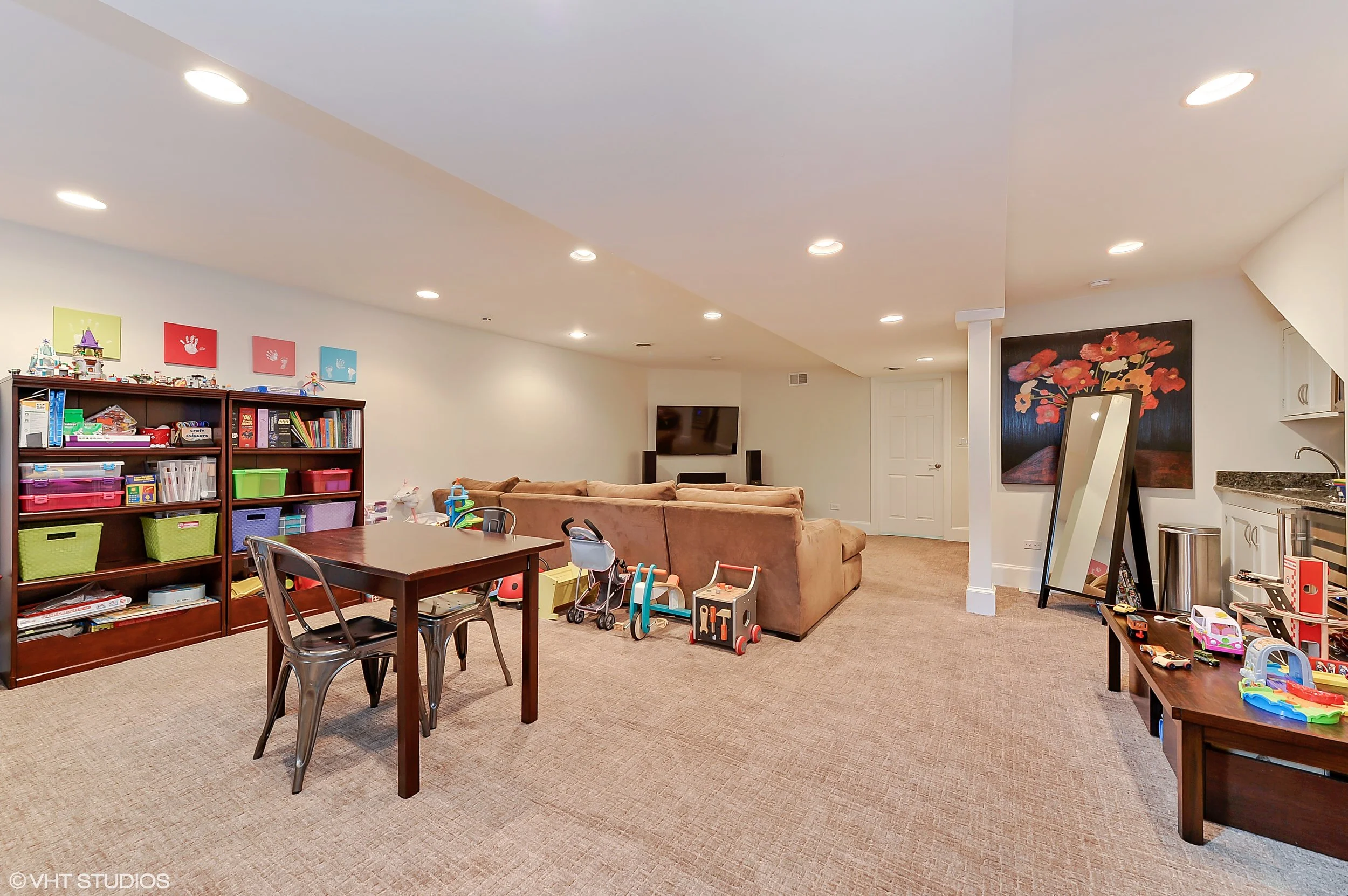 14_2047NorthSeminaryAve_190_RecreationalRoom_HiRes.jpg