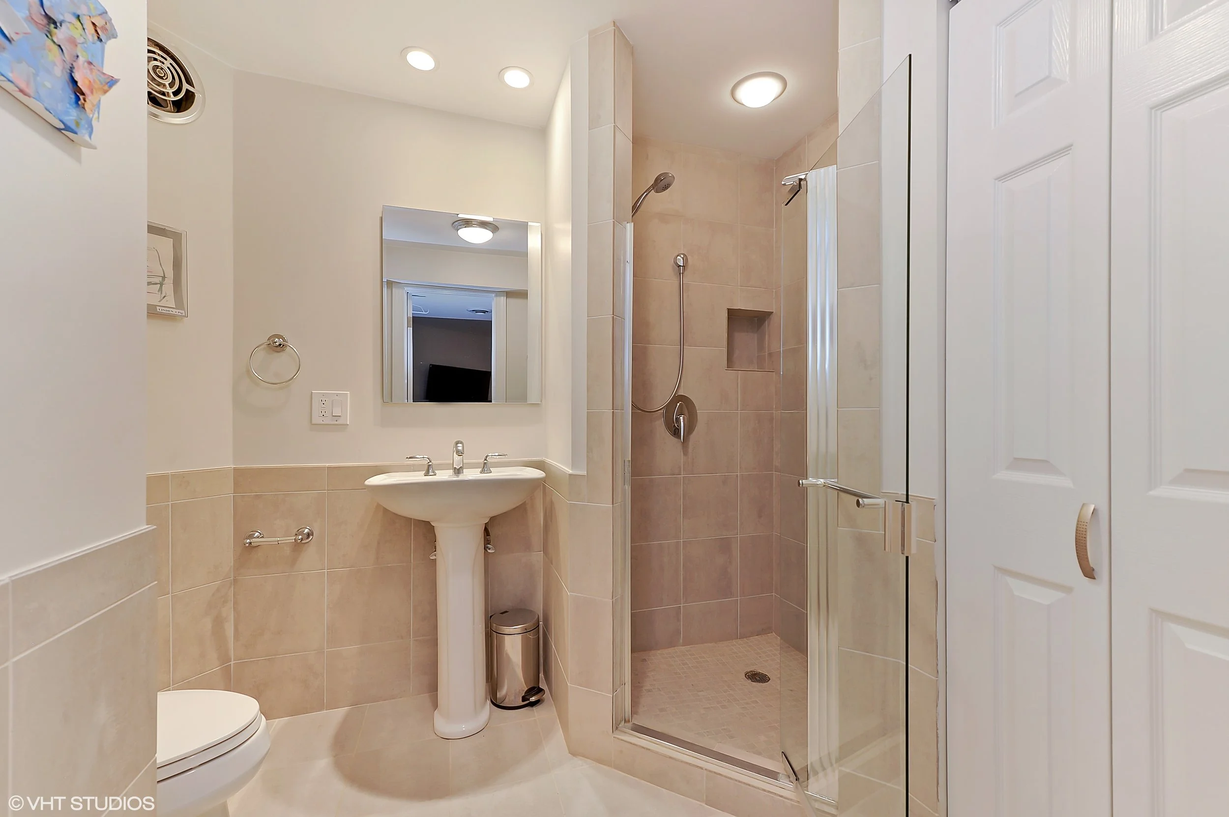 17_2047NorthSeminaryAve_10_3rdBathroom_HiRes.jpg