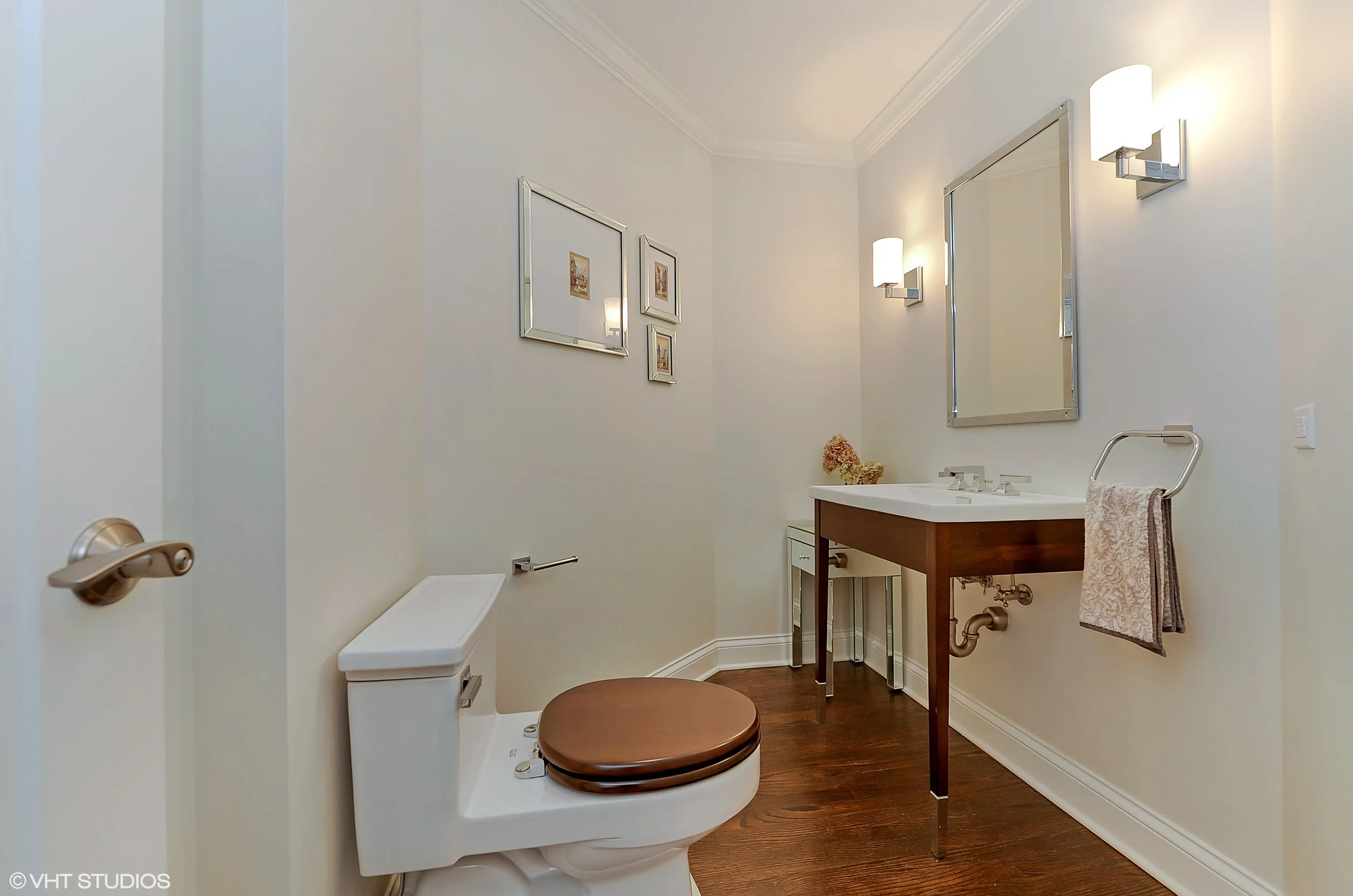 18_2047NorthSeminaryAve_7_HalfBath_HiRes.jpg