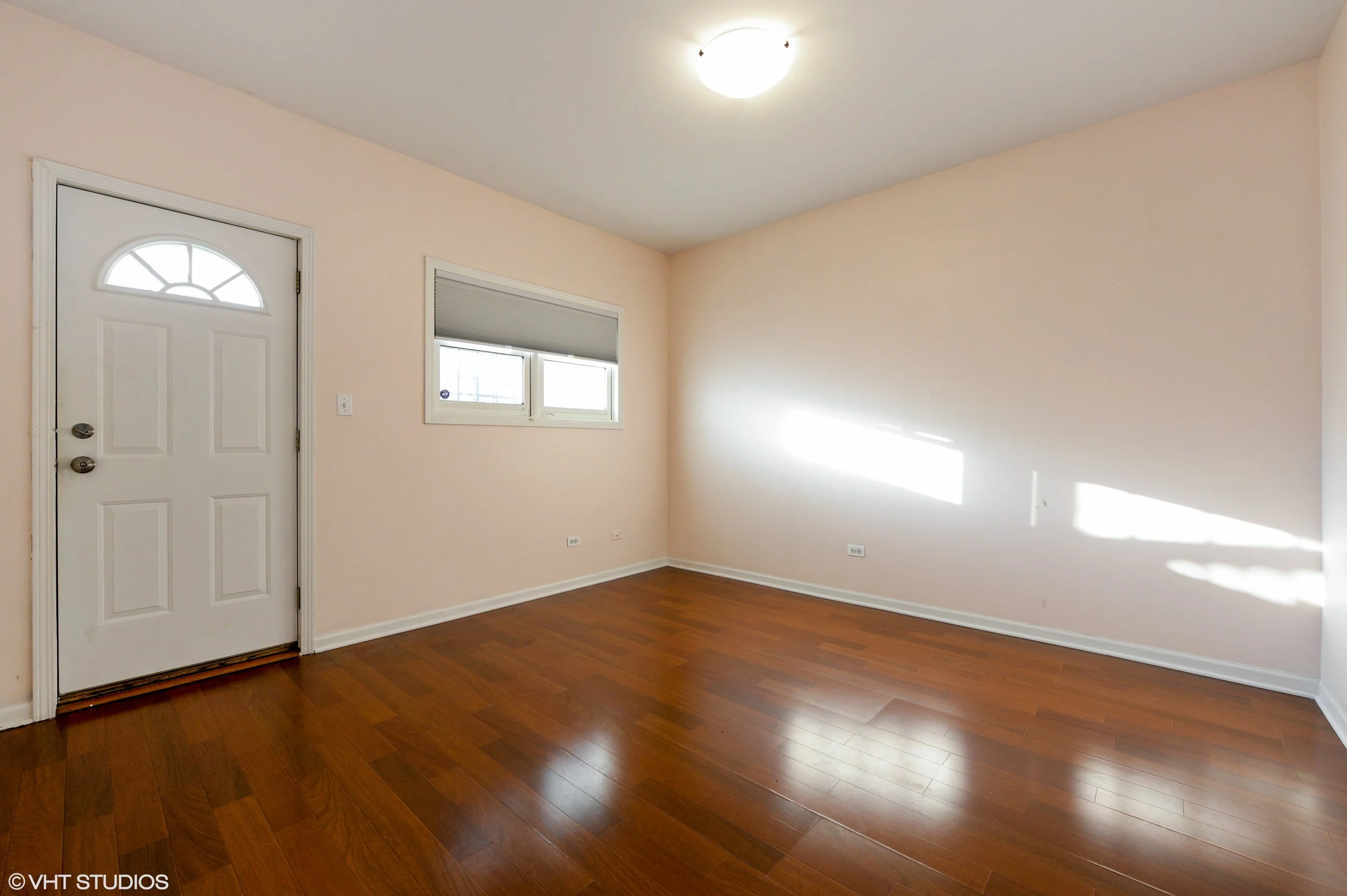 05_1444NorthCampbellAve_1_14_MasterBedroom_HiRes.jpg