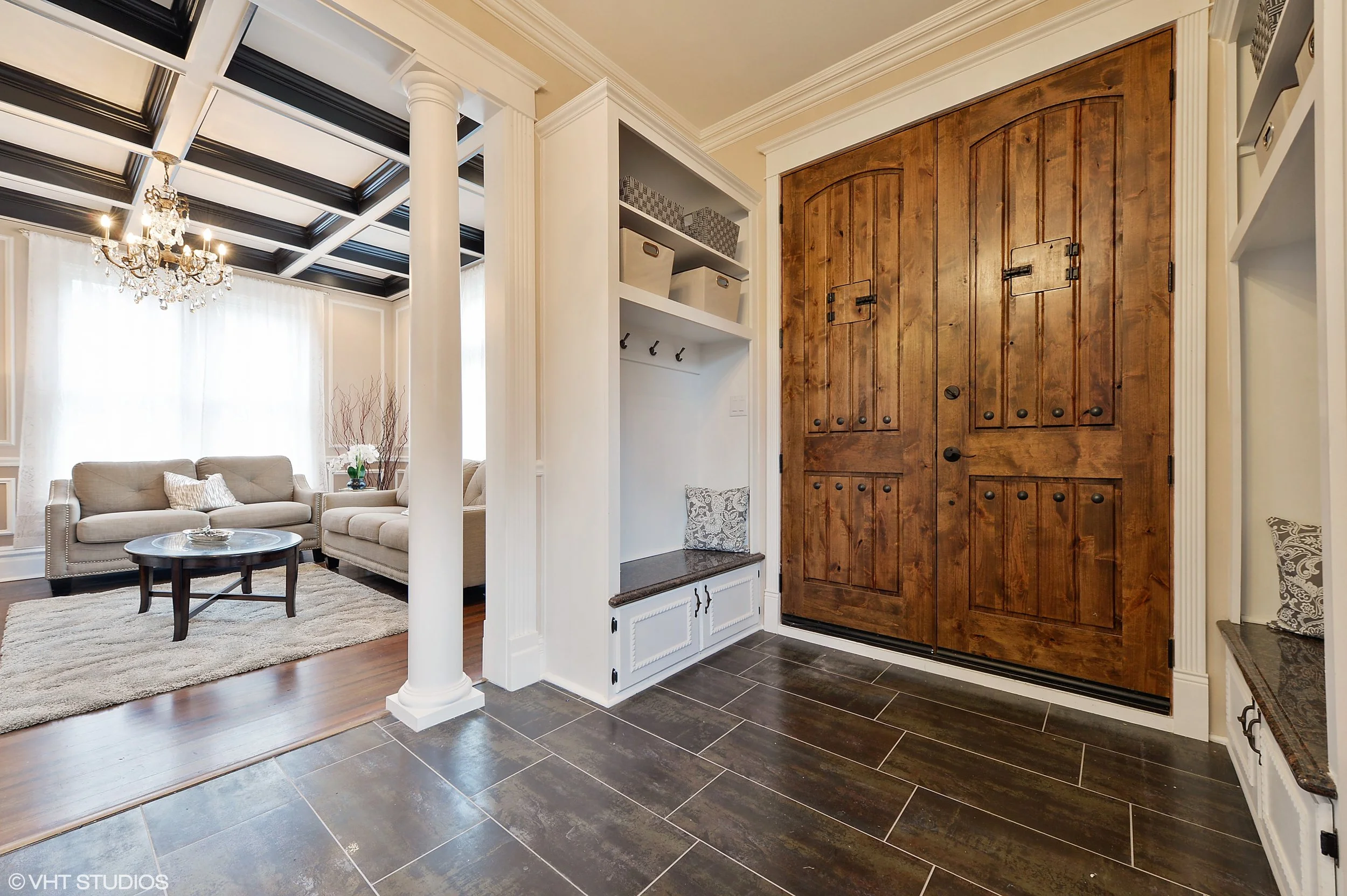 02_8814LunaAve_32_Foyer_HiRes.jpg